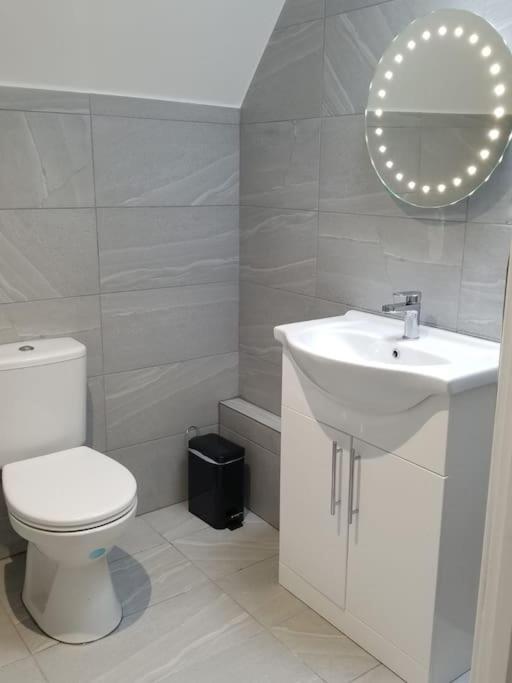 Rosey Lodge -1Bedroom Cousy Flat - Parking, Netflix, Wifi - Close To Blenheim Palace & Oxford - F5 Kidlington Eksteriør billede